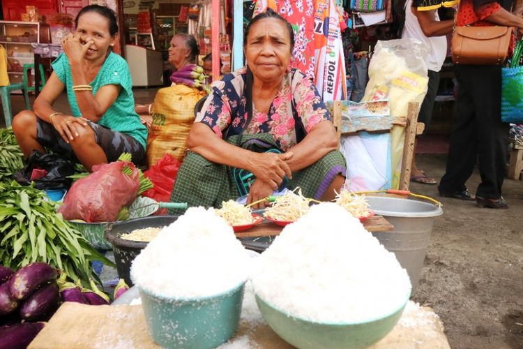 Penjual garam tradisional di Pasar Baru Larantuka, Flores, NTT, Jumat (12/10/2018).