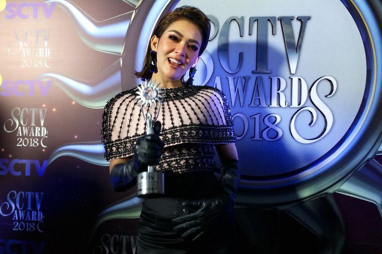 Penyanyi Syahrini saat ditemui di Malam Puncak Penghargaan SCTV Awards 2018 di Studio 6 Emtek City, Daan Mogot, Jakarta Barat, Jumat (30/11/2018), 