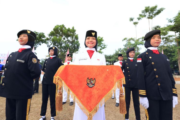 Mendes PDTT  Eko Putra Sandjojo menjadi Inspektur upacara (Irup) HUT ke-73 di lapangan rumput daerah tertinggal di Kabupaten Seluma, Bengkulu, Jumat (17/8/2018)