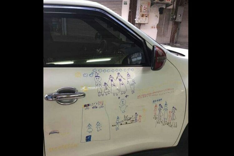 Hasil gambar dari seorang anak perempuan di Taiwan yang dibolehkan ayahnya mencorat coret mobilnya. Objek yang digambar adalah seluruh anggota keluarganya, termasuk kakeknya yang sudah meninggal. 