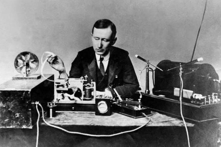 Guglielmo Marconi memperlihatkan cara penggunaan pemancar radio tanpa kabel buatannya pada tahun 1901.