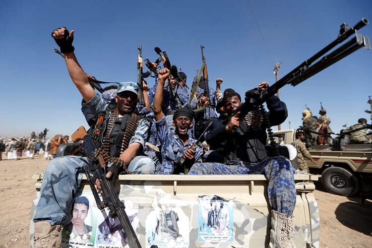Pasukan milisi Houthi di atas kendaraan militer saat berkumpul di Sanaa sebelum memulai gerakan menuju medan perang di Yaman, Januari lalu.