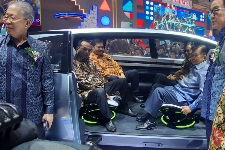 Jusuf Kalla menjajal kabin MPV Hybrid Daihatsu di GIIAS 2019