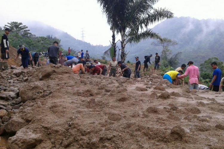 Material longsor terlihat menutupi Jalan yang menghubungkan ‎Desa Mukapayung Kecamatan Cililin dan Desa Buninagra, Sindakerta Kabupaten Bandung Barat.