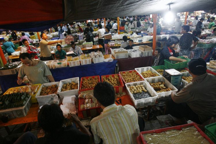 Aktivitas jual-beli di Pasar Kue Subuh, Senen, Jakarta Pusat, Selasa (26/2). 