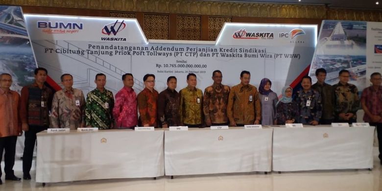 Penandatanganan kredit sindikasi untuk PT Cibitung Tanjung Priok Port Tollways dan PT Waskita Bumi Wira di Jakarta, Selasa (26/2/2019).