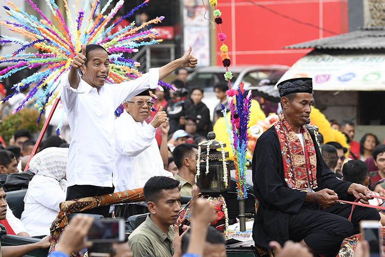 Calon Presiden dan Calon Wakil Presiden nomor urut 01 Joko Widodo (kiri) dan Maruf Amin (kedua kiri) menyapa masyarakat Tangerang saat Karnaval Indonesia Satu di Banten, Minggu (7/4/2019).