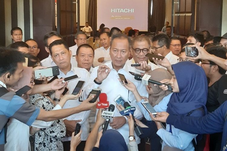 Menteri Sosial (Mensos) Agus Gumiwang Kartasasmita memberikan keterangan kepada para jurnalis sesuai pembuka Rakor Penanganan Fakir Miskin bersama Bulog, di Royal Kuningan Hotel, Jakarta, Kamis (4/7/2019).