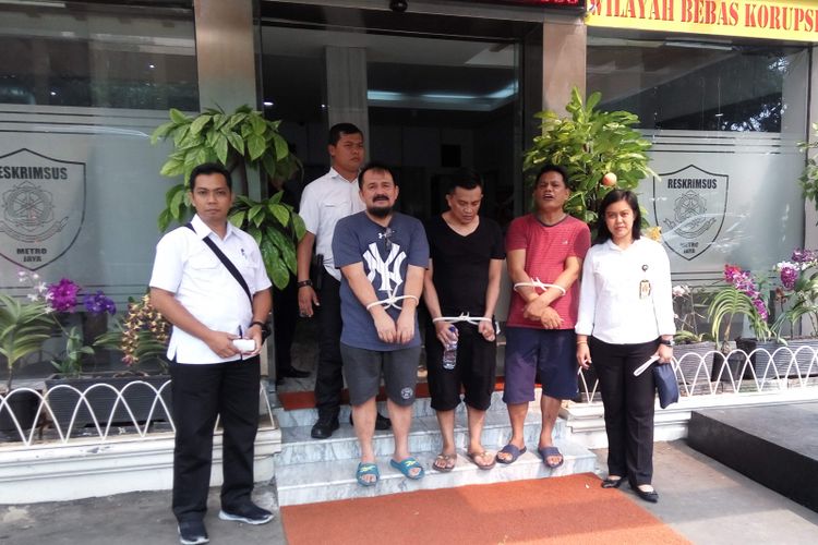 Para tersangka kasus dugaan korupsi sosialisasi Asian Games 2018 sebelum diserahkan ke Kejati DKI Jakarta di Mapolda Metro Jaya, Selasa (2/5/2017).