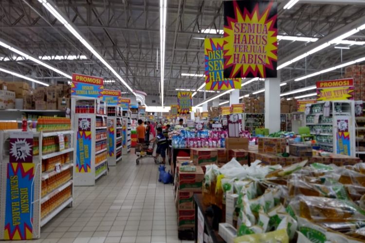 Ada diskon  besar, Giant Extra Jatimakmur Kota Bekasi dipenuhi pengunjung, Minggu (23/6/2019).