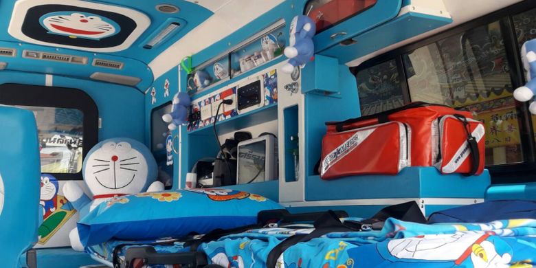 Ambulans dengan dekorasi Doraemon di Thailand