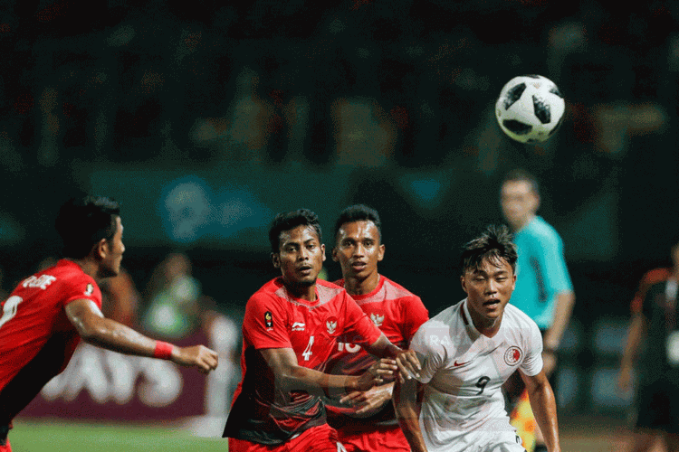 Zulfiandi mencoba menjaga pemain lawan saat Timnas U-23 Indonesia vs Hong Kong pada pertandingan Grup A Asian Games 2018 di Stadion Patriot Candrabhaga, 20 Agustus 2018.