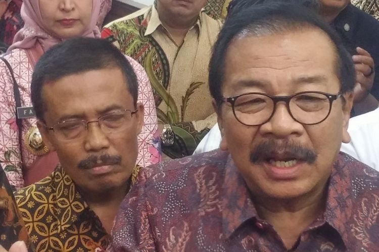 Gubernur Jawa Timur, Soekarwo (kanan)