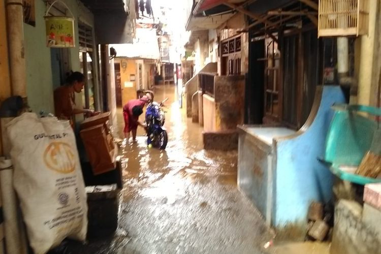 Banjir kembali merendam permukiman warga Kebon Pala, Jakarta Timur, Senin (21/5/2018)