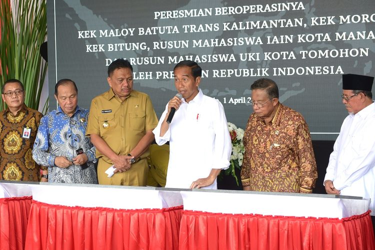 Presiden Joko Widodo meresmikan 3 KEK dan 2 rumah susun mahasiswa, di Bandar Udara Sam Ratulangi, Kota Manado, Sulawesi Utara, Senin (1/4/2019). 