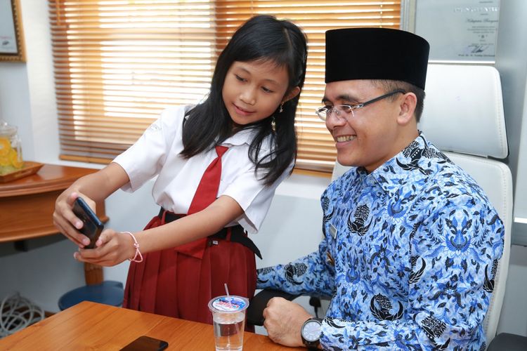 NWA mengajak Bupati Anas untuk swafoto saat diundang sarapan di Kantor Bupati Banyuwangi. NWA sebelumnya menerima perlakuan diskriminatif di SMP Negeri 3 Genteng, Banyuwangi. Kini, NWA telah diterima di SMP Negeri 1 Genteng, Banyuwangi. 