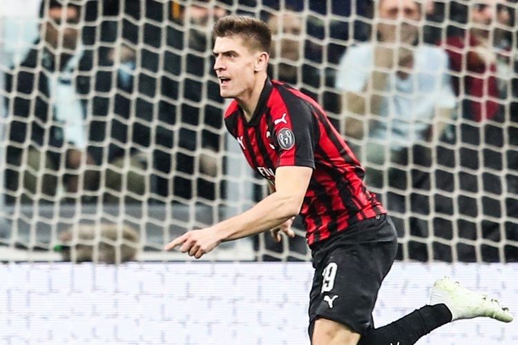 Krzysztof Piatek merayakan golnya pada pertandingan Juventus vs AC Milan di Stadion Allianz dalam lanjutan Liga Italia, 6 April 2019. 