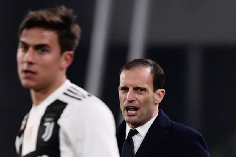 Massimiliano Allegri tampak memberi instruksi kepada Paulo Dybala pada pertandingan Juventus vs Chievo Verona di Stadion Allianz, 21 Januari 2019. 