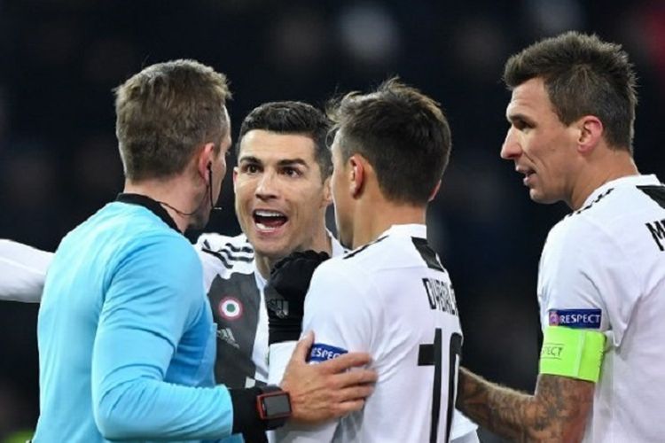 Cristiano Ronaldo, Paulo Dybala, dan Mario Mandzukic tampak melakukan protes kepada wasit dalam laga Young Boys vs Juventus di Bern pada partai pamungkas fase grup Liga Champions, 12 Desember 2018. 