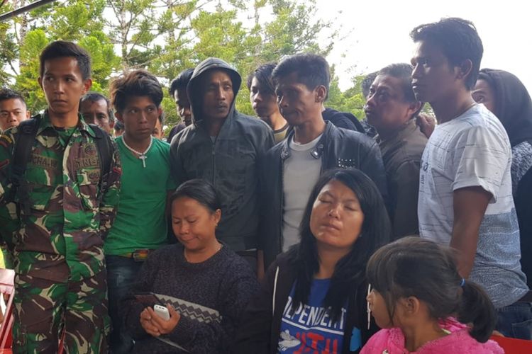 Keluarga korban menanti kabar keluarganya yang berada di Distrik Yigi, Kabupaten Nduga yang dikabarkan tewas dibunuh KKB 