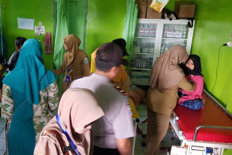 Lima siswa SDN 1 Klapasawit, Kecamatan Kalimanah, Purbalingga, Jawa Tengah dilarikan ke Puskesmas Kalimanah karena diduga mengalami keracunan akibat mengonsumsi permen bermerek Opalfurt dan Opalmint, Selasa (4/12/2018).