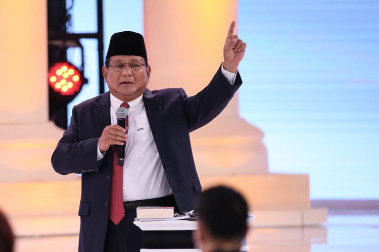 Calon Presiden Nomor Urut 2, Prabowo Subianto menyampaikan gagasannya saat Debat Kedua Calon Presiden, Pemilihan Umum 2019 di Hotel Sultan, Jakarta, Minggu (17/2/2019).