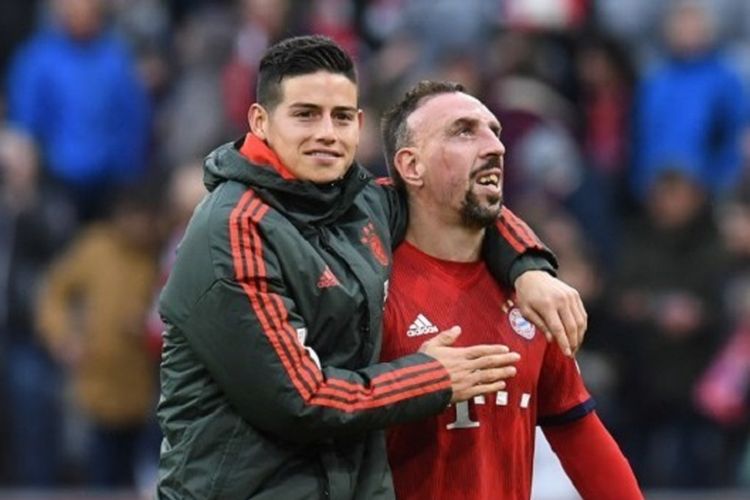 James Rodriguez dan Franck Ribery merayakan kemenangan timnya seusai laga Bayern Muenchen vs Wolfsburg di Allianz Arena dalam lanjutan Liga Jerman, 9 Maret 2019. 