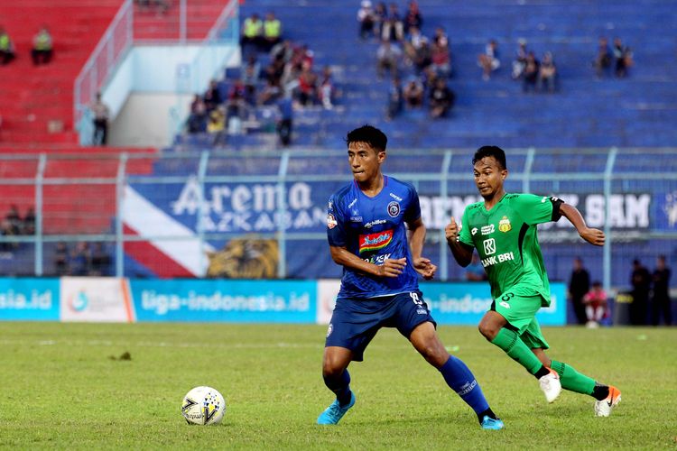 Pemain Arema FC Hanif Sjahbandi dikejar pemain Bhayangkara FC M Hargianto saat Pekan 11 Liga 1 2019 yang berakhir dengan skor 3-2 di Stadion Kanjuruhan Kabupaten Malang, Jawa Timur, Jumat (26/07/2019) sore.
