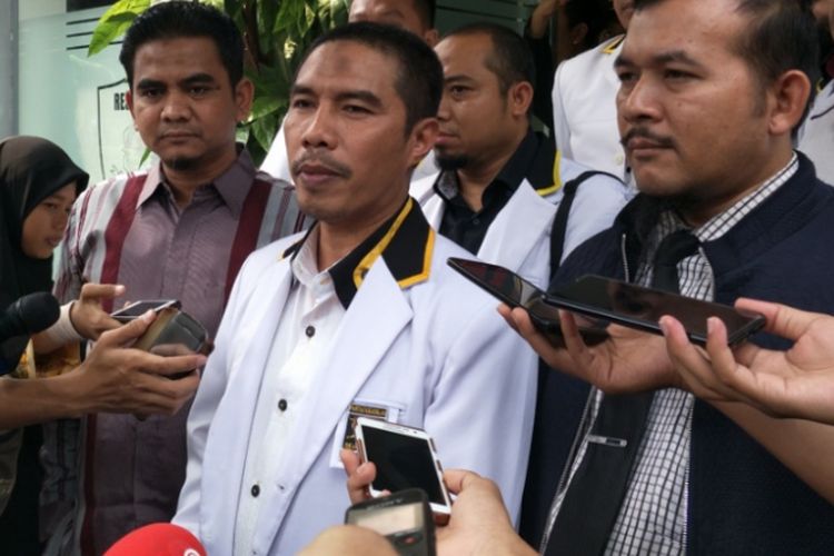 Ketua Dewan Pimpinan Wilayah (DPW) PKS DKI Jakarta Sakhir Purnomo membawa 13 barang bukti saat menjalani pemeriksaan di Mapolda Metro Jaya, Jumat (4/5/2018).