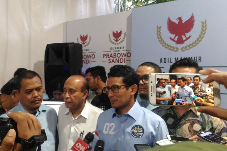 Calon Wakil Presiden nomor urut 02 Sandiaga Salihuddin Uno memaparkan ide dan gagasanya kepada gerakan anak muda pendukung Prabowo-Sandi di Kemang, Jakarta Selaran, Selasa (30/10/2018).