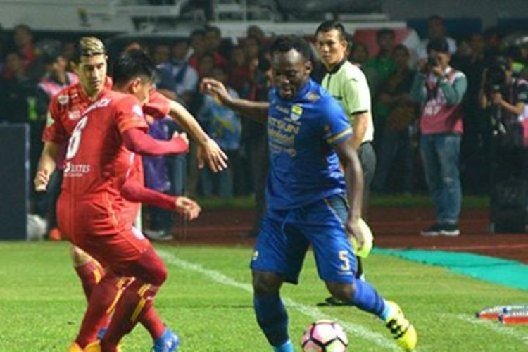 Gelandang Persib Bandung, Michael Essien, menguasai bola dengan dibayangi pemain Arema saat kedua tim bertemu pada pertandingan Liga 1, Sabtu (15/4/2017). 