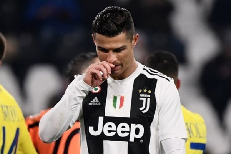 Cristiano Ronaldo tampak kecewa seusai gagal mengeksekusi tendangan penalti pada pertandingan Juventus vs Chievo Verona di Stadion Allianz, 21 Januari 2019. 