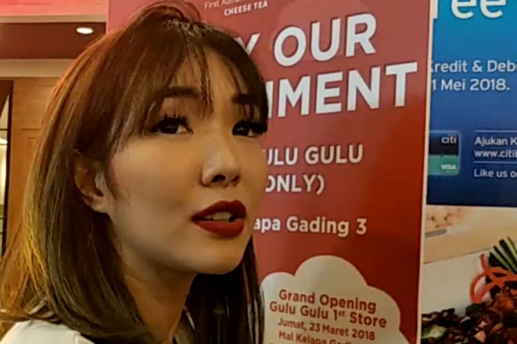 Gisella Anastasia menghadiri pembukaan gerai  produk minuman di Mall Kelapa Gading, Jakarta Utara, Jumat (23/32018) sore.