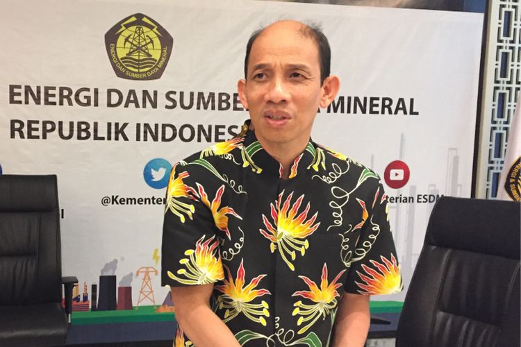 Wakil Menteri Energi dan Sumber Daya Mineral Arcandra Tahar memaparkan hasil diskusi soal penggunaan tenaga nuklir sebagai pembangkit listrik di kantor Kementerian ESDM, Jumat (3/11/2017). 