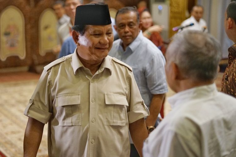 Calon presiden nomor urut 02 Prabowo Subianto seusai menggelar konferensi pers di kediaman pribadinya, Jalan Kertanegara, Jakarta Selatan, Rabu (8/5/2019). 