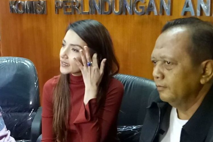 Tsania Marwa menangis usai mediasi dengan Atalarik Syah di kantor KPAI, Gondangdia, Jakarta Pusat, Jumat (28/7/2017).