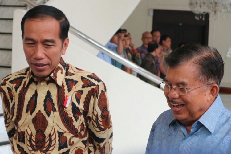 Presiden RI Joko Widodo bersama dengan Wakil Presiden RI Jusuf Kalla usai jamuan makan siang di kantor Wakil Presiden RI, Jakarta, Selasa (6/2/2018).