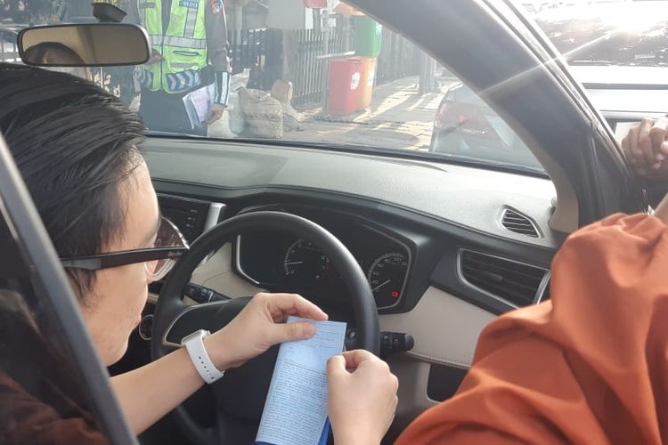 Pengendara ditilang di Jalan Tomang Raya karena menggunakan pelat nomor genap di tanggal ganjil, Senin (9/9/2019).