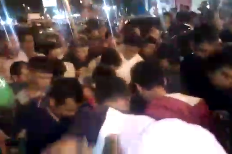 Skrinsut video saat terjadi amuk massa yang menewaskan Taufik Hidayat, warga Jalan Jati II Teladan Timur, Jumat malam (17/5/2019). Video amuk massa ini tersebar di aplikasi percakapan WhatsApp. 