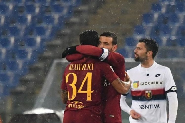 Alessandro Florenzi memeluk Justin Kluivert seusai mencetak gol pada pertandingan AS Roma vs Genoa di Stadion Olimpico dalam lanjutan Serie A Liga Italia, 16 Desember 2018. 