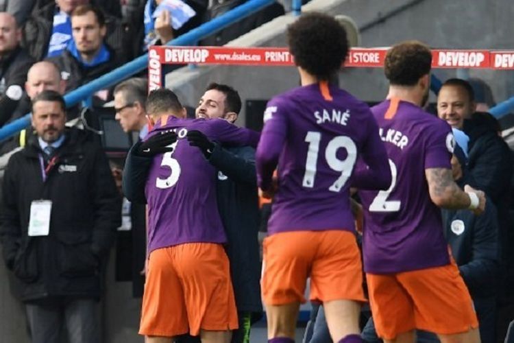 Danilo merayakan gol bersama rekan-rekannya pada pertandingan Huddersfield Town vs Manchester City di Stadion John Smiths dalam lanjutan Liga Inggris, 20 Januari 2019. 