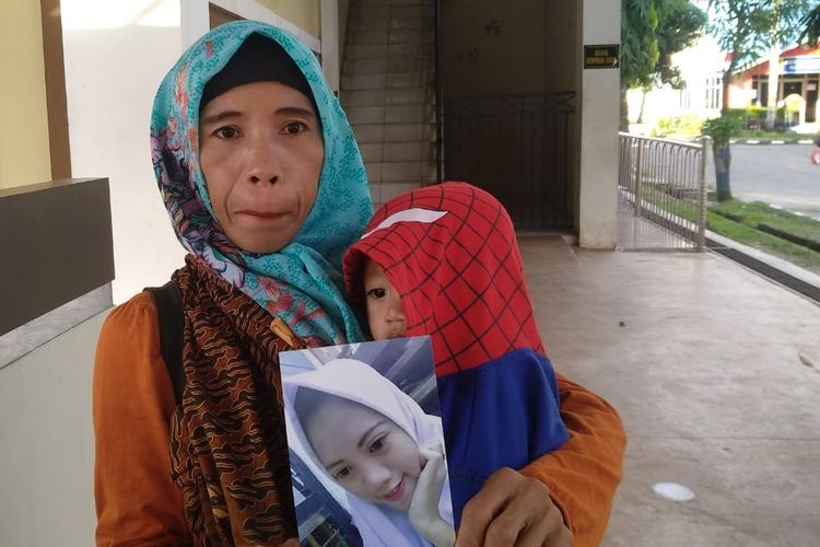 Suwaira (38) ibu dari Intan Maharani (16) usai membuat laporan di Polresta Palembang, Senin (8/4/2019). Dalam laporannya tersebut, Intan telah hilang tanpa kabar selama dua pekan didudga dibawa kabur oleh pacarnya sendiri.
