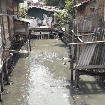 Kondisi Kali Bangleo di Cilincing yang dikelilingi oleh rumah warga, Sabtu (15/9/2018).