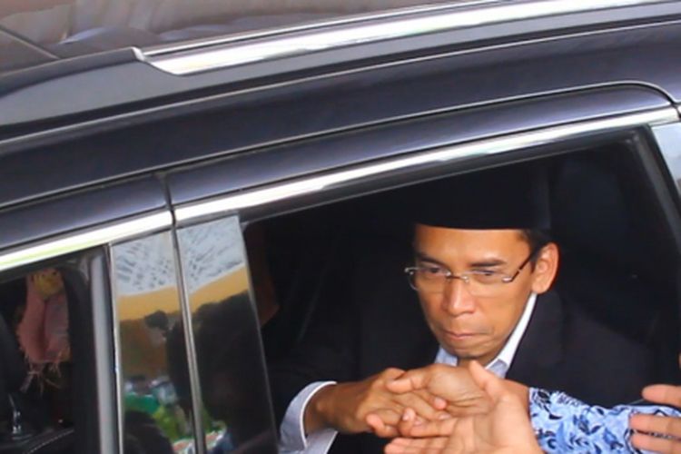 Mataram, Kompas.Com-Tuan Guru Bajang (TGB) atau Zainul Majdi disalami para PNS dan warga yang melepasnya mrngakhiri masa jabatannya sebagai Gubernur di NTB