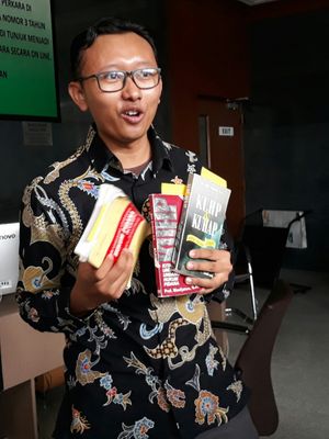 Ketua Bidang Advokasi YLBHI Muhammad Isnur mendaftarkan gugatan KUHP ke PN Jakarta Pusat, Jumat (8/6/2018).