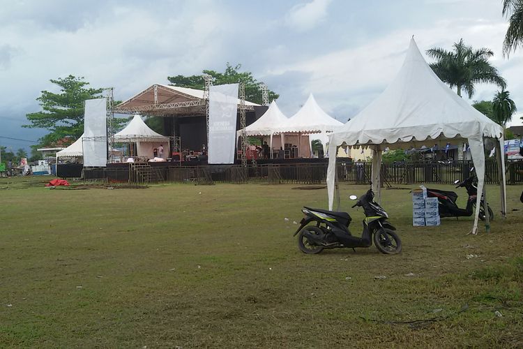 Panggung kampanye di Lapangan Pasir Putih, Pangkal Pinang untuk menyambut capres nomor urut 02 Prabowo Subianto.
