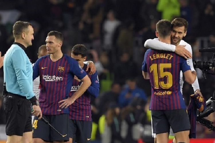Barcelona vs Tottenham Hotspur di Stadion Camp Nou, 11 Desember 2018, berakhir imbang 1-1. Kedua tim memastikan diri lolos ke babak 16 besar Liga Champions sebagai wakil Grup B. 