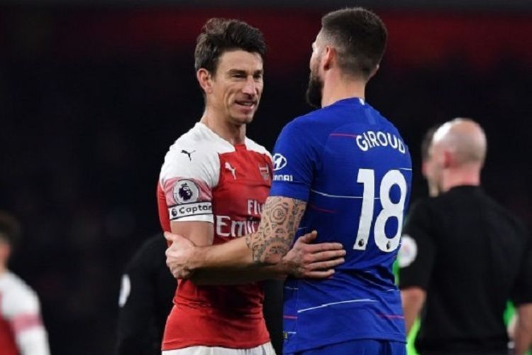 Laurent Koscielny menyalami Olivier Giroud seusai laga Arsenal vs Chelsea di Stadion Emirates dalam lanjutan Liga Inggris, 19 Januari 2019. 