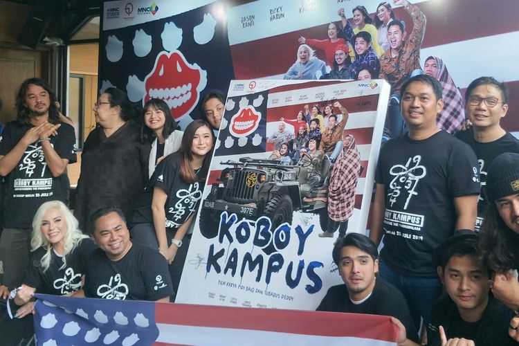 Para pemain film Koboy Kampus dalam peluncuran trailer dan poster film Koboy Kampus di Toepak Bar & Dine, Lot 8, SCBD, Jakarta Selatan, Kamis (4/7/2019). 