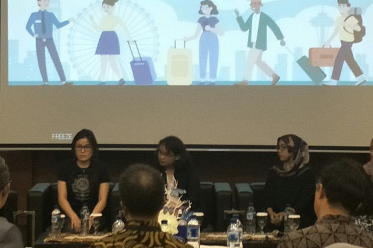 Ratna (tengah), pegawai swasta yang memanfaatkan jasa titipan dalam acara diskusi di Kantor Bea Cukai, Jakarta, Jumat (26/4/2019)